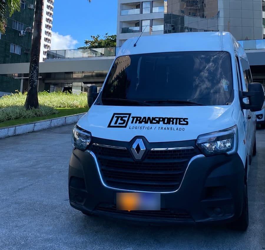 Van Renault Master branca da TS Transportes, vista de frente