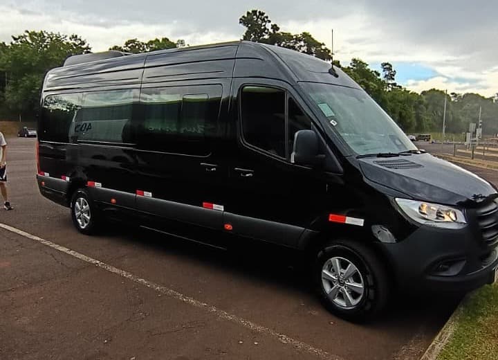 Van Mercedes-Benz Sprinter preta da TS Transportes, vista de lado
